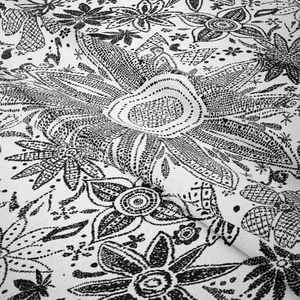 Dettaglio di arazzo mandala bohémien con stampe floreali artistiche in bianco e nero
