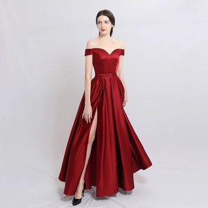 Robe de soirée élégante en satin bordeaux avec ceinture et fentes latérales