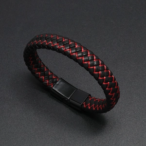 Primo piano del bracciale in pelle intrecciata nera e rossa con fibbia magnetica in metallo