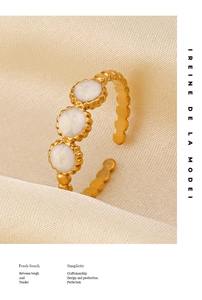 Détail d'une bague ajustable en or 18K avec trois incrustations de marbre blanc sur satin