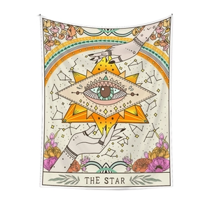 Dettaglio dell'arazzo dei tarocchi The Star con segni zodiacali e motivi floreali