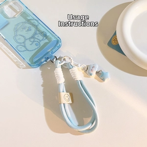 Detail eines hellblauen geflochtenen Handyschlüsselbands mit Sternenanhängern und Smileys