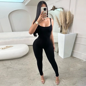 Détail d'une combinaison côtelée noire sans manches avec coupe ajustée et texture fine