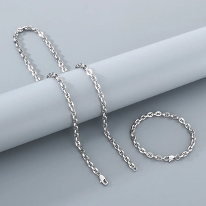 Detail von silberner Edelstahl-Lippenkette Halskette und Armband Set auf Displayständer