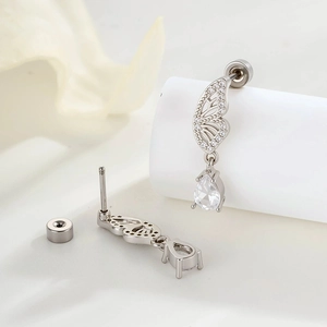 Boucles d'oreilles papillon en argent avec cristal goutte sur présentoir blanc épuré