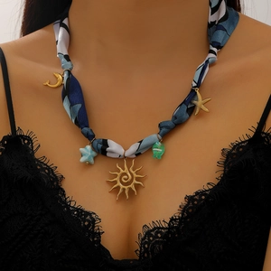 Collier ruban en acier doré 18K avec pendentifs soleil, étoile de mer et lune