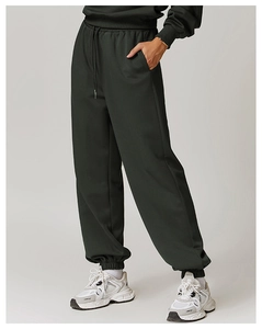 Detail einer dunkelgrünen Jogginghose mit Kordelzug und praktischen Seitentaschen