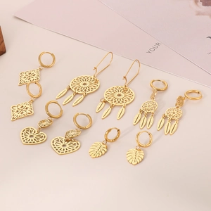 Set mit vier Ohrringen in 18K Goldoptik mit Traumfänger- und Herzmotiven aus Edelstahl