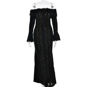 Dettaglio dell'elegante abito in pizzo nero con spalle scoperte e maniche a campana