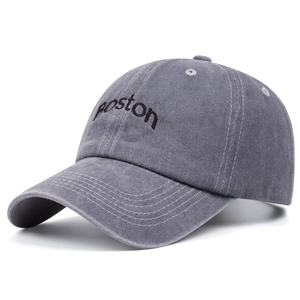 Berretto da baseball grigio vintage con ricamo Boston nero mostrato da un angolo di 45 gradi