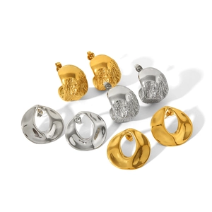 Boucles d'oreilles irrégulières en titane plaqué or 18 carats et argent effet lave