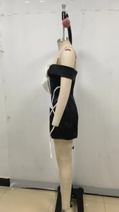 Détails de la robe bustier en satin noir avec nœuds blancs et perles sur le côté