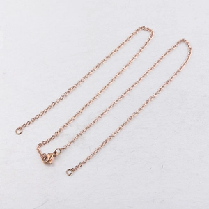 Detail einer roségoldenen Edelstahl-DIY-Halskette mit Karabinerverschluss und Kettengliedern