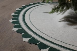 Dettaglio della gonna per albero di Natale in maglia beige con bordo ondulato verde
