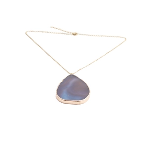 Collier en acier inoxydable doré avec un grand pendentif irrégulier en agate gris-violet