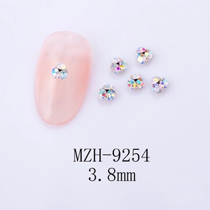 Vue macro de strass pour ongles AB irisés de 3,8 mm avec coupe multifacettée