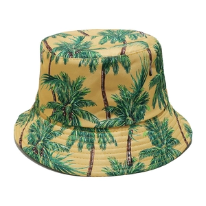 Dettaglio del cappello a secchiello giallo con stampa di palme e cuciture sulla tesa