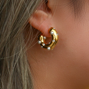 Pendientes de aro en C bañados en oro de 18K con perlas y circonitas en modelo