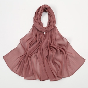Detail eines altrosa Chiffonschals mit Crinkle-Struktur und elegantem Faltenwurf