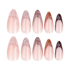 Faux ongles amande marron avec design dégradé marbré français sur fond blanc