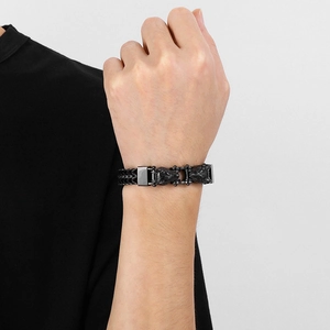 Détail du bracelet pour homme en acier noir avec fermoir magnétique à double tête de loup
