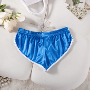 Dettaglio dei pantaloncini da yoga blu navy lucidi con bordo a contrasto bianco ed elastico