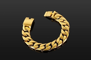Détail d'un bracelet gourmette plaqué or 18k avec fermoir carré sur fond noir réfléchi