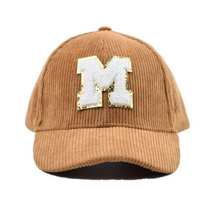 Braune Cord-Baseballkappe mit Plüsch-M-Stickerei und goldenen Pailletten-Details