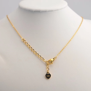 Collier halo élégant en or 18K avec cercle brillant et fermoir mousqueton sur présentoir