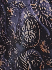 Détail macro du tissu en maille à imprimé paisley bleu foncé aux motifs vintage