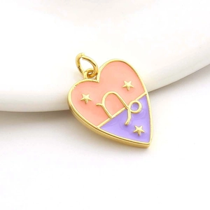 Primer plano de colgante de corazón de oro 18K con signo Capricornio y esmalte