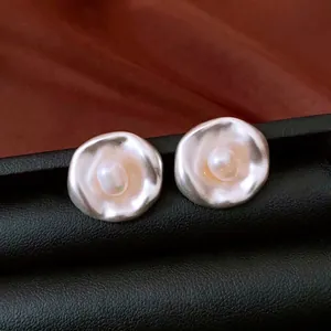 Pendientes de Botón de Perla Artificial Redonda Irregular Vintage Francés Con Poste de Plata Joyas de Metal Mate Elegantes Mujer