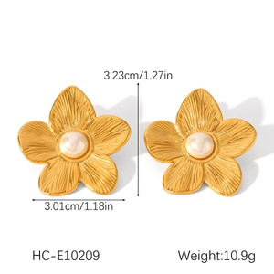 Detailed size view of gold flower pearl earrings measuring 3.23cm by 3.01cm