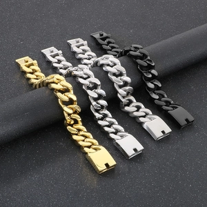 Détail de bracelets gourmette de 20mm en or, argent, argent mat et noir poli