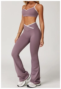 Detail eines lila Yoga-Sets mit weißen Kontrastpfeifen und ausgestellter Leggings