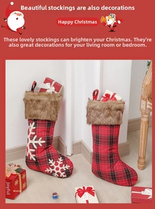 Détail de chaussettes de Noël écossaises rouges avec fausse fourrure et flocon de neige