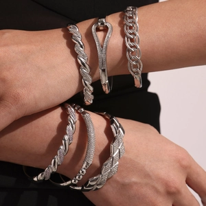 Eleganti bracciali in acciaio inossidabile argento con zirconi in un look alla moda
