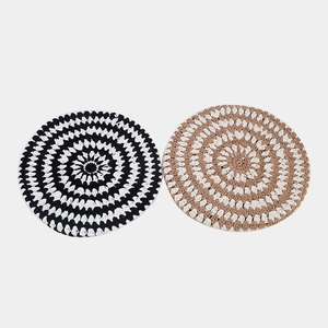 Détail d'un béret au crochet fait main avec motifs ajourés et bords ondulés délicats
