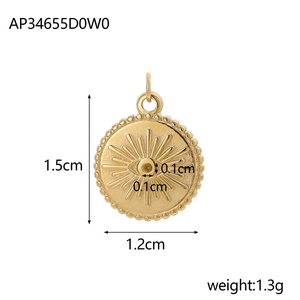 Dettaglio del ciondolo a stella solare placcato oro 14K, misura 1,5cm x 1,2cm