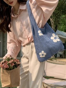 Blaue hohle Stricktasche mit weißem Blumenmuster und großer Kapazität für den Sommer