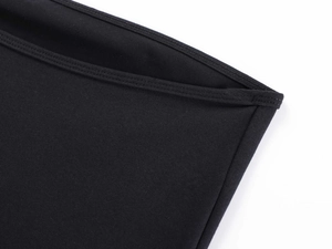 Dettaglio del top a fascia nero che mostra la texture del tessuto e le cuciture fini