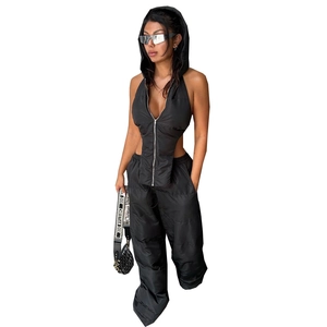 Ensemble femme deux pièces style urbain avec haut à capuche zippé et pantalon matelassé