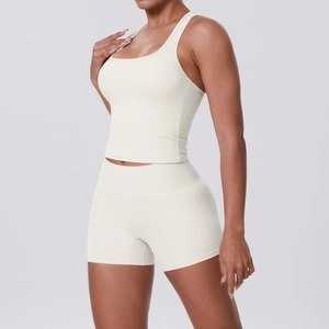 Gros plan sur le tissu côtelé blanc crème de cet ensemble de sport brassière et short