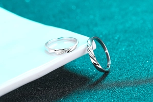 Vue macro des bagues de couple en argent S925 avec moissanite et anneau torsadé chic