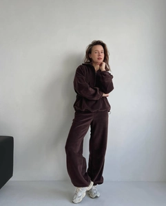 Détail de l'ensemble en polaire marron foncé avec sweat demi-zip et pantalon large