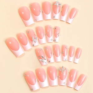 Faux ongles French rose avec breloques papillon argentées et strass scintillants