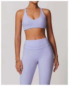Vue détaillée du soutien-gorge de sport et legging de yoga taille haute lavande
