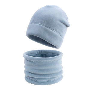 Detailansicht hellblaues Fleece-Set aus Mütze und Schal mit weichem Thermomaterial