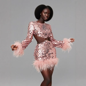 Robe courte rose à paillettes avec découpe taille et élégante bordure en plumes douces