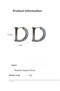 Vue détaillée des boucles d'oreilles lettre D argentées serties de zircons brillants